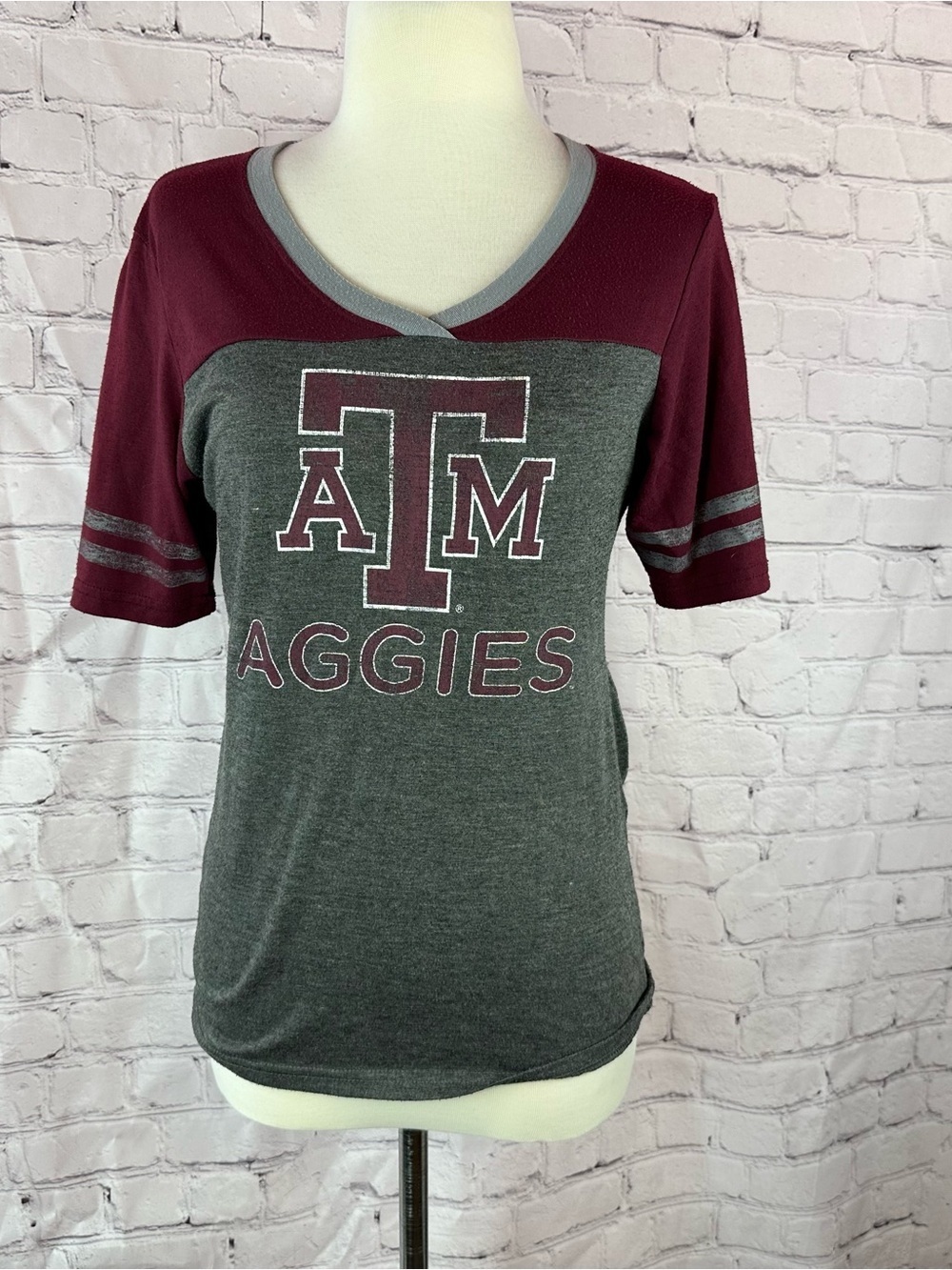 Colosseum Maroon Gray V-Neck Fandom texas A&M aggies Tee women M collegiate